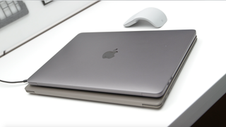 Es más grande que una MacBook Pro. Foto: Carmen Hilbert / Gizmodo.